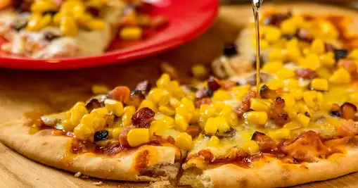 Pizza Bacon Crocante com Milho dourado