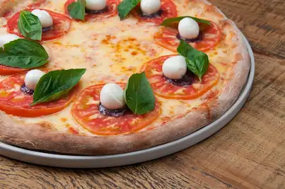 Pizza Caprese fresca e aromática