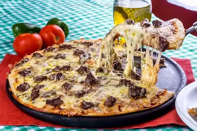 Pizza Filé Mignon ao Gorgonzola suculenta