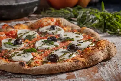 Pizza Margherita Especial com molho artesanal e manjericão