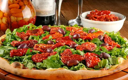 Pizza Rúcula com Tomate Seco fresca